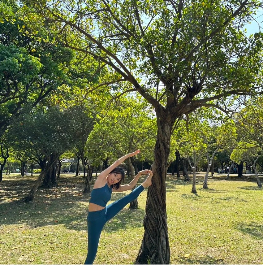 Ashley 戶外瑜伽照片